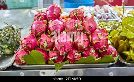 Un fruit tropical exotique au marché pitahaya fruits Banque D'Images