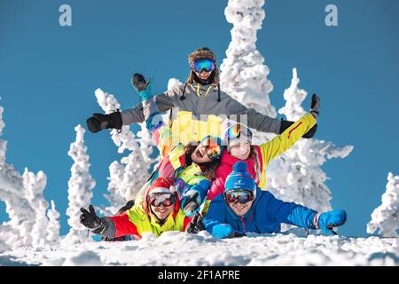 Un groupe de cinq bons amis s'amusent à la station de ski. Sheregesh, Sibérie, Russie Banque D'Images