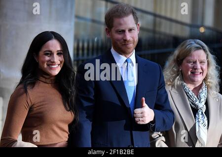 Photo du dossier datée du 07/01/20 du duc et de la duchesse de Sussex après leur visite à la Maison du Canada, dans le centre de Londres. L'interview d'Oprah Winfrey avec les Sussexes a été diffusée aux États-Unis, accusant un royal sans nom de racisme, suggérant que la famille était jalouse de Meghan et révélant qu'elle envisageait de prendre sa propre vie pendant qu'elle était enceinte. Date de publication : lundi 8 mars 2021. Banque D'Images