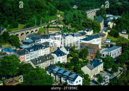 Luxembourg City, Luxembourg - 15 juillet 2019 : toits gris et bâtiments de la vieille ville de Luxembourg entourés de forêts et d'arbres luxuriants Banque D'Images