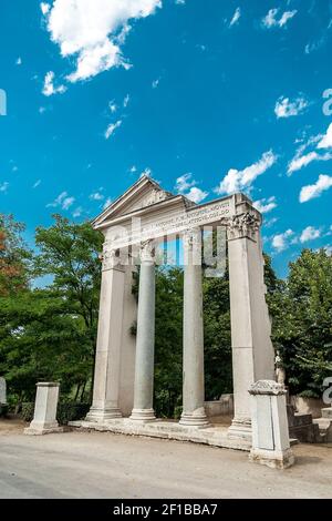 Le temple Antonino et Faustina à la Villa Borghèse, la Villa Borghèse construite au XVIIIe siècle est le plus grand parc public de Rome, Latium, Italie. Banque D'Images