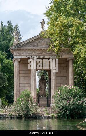 Le temple d'Esculapio est l'un des nombreux bâtiments anciens que les touristes peuvent trouver dans le parc de la Villa Borghèse, Rome. Banque D'Images