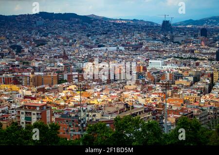 Barcelone, Espagne - 27 juillet 2019 : vue aérienne de Barcelone par une journée nuageuse en Catalogne, Espagne. Banque D'Images