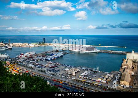 Barcelone, Espagne - 27 juillet 2019 : navires de croisière dans le port de Barcelone sur la rive méditerranéenne, Catalogne, Espagne Banque D'Images