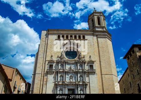 Gérone, Espagne - 28 juillet 2019 : façade de la célèbre cathédrale de Gérone, également connue sous le nom de cathédrale Sainte Marie de Gérone en Catalogne, Espagne Banque D'Images