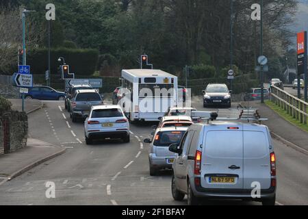 Stroud, Royaume-Uni, 8 mars 2021. Météo Royaume-Uni. Matin froid, commencez la course à l'école. Circulation s'établissant sur Dudbridge Hilll, comme le verrouillage commence à se calmer dans Gloucestershire. Crédit : Gary Learmonth/Alamy Live News Banque D'Images