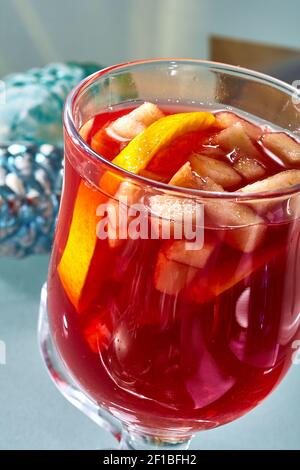 Vin chaud chaud dans une tasse de verre Banque D'Images