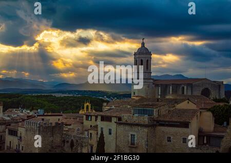 Gérone, Espagne - 28 juillet 2019 : Cathédrale de Gérone et paysage urbain de Gérone au coucher du soleil, Catalogne, Espagne Banque D'Images