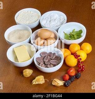 Outils et ingrédients pour préparer des cupcakes Banque D'Images