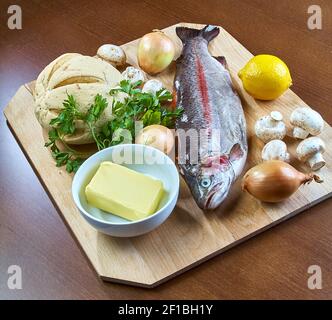 Ingrédients pour la cuisson de champignons de poisson farcis salade d'oignons beurre pain Banque D'Images