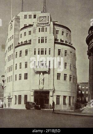 BBC 1940 - Une photographie vintage des années 1940 de la BBC Broadcasting House, Londres avec un vieux taxi londonien à l'extérieur. La maison de radiodiffusion a été le premier centre de radiodiffusion spécialement construit au Royaume-Uni. Construit en 1939 selon une conception de G Val Myer, il a été bombardé deux fois pendant la Seconde Guerre mondiale mais immédiatement restauré. Banque D'Images