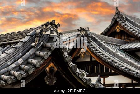 Coucher de soleil sur les toits de la ville historique de Gion, Kyoto, Japon. Détail ou architecture japonaise traditionnelle. Banque D'Images