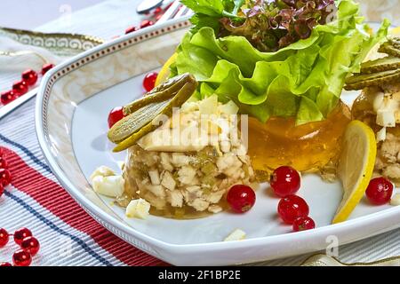 Menu du restaurant poulet aux champignons et laitue au concombre marinée Banque D'Images