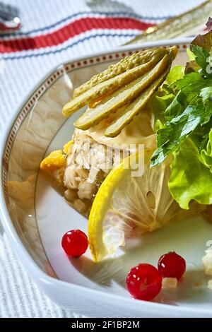 Menu du restaurant poulet aux champignons et laitue au concombre marinée Banque D'Images