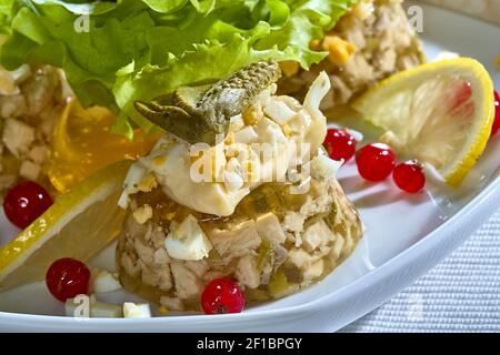 Menu du restaurant poulet aux champignons et laitue au concombre marinée Banque D'Images