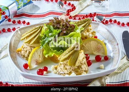 Menu du restaurant poulet aux champignons et laitue au concombre marinée Banque D'Images