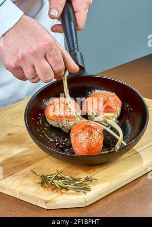 Côtelettes de mouton frites dans une poêle pleine collection de recettes culinaires Banque D'Images