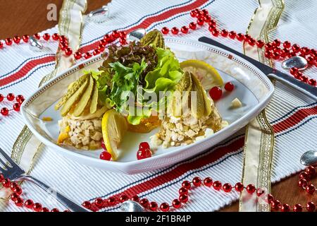 Menu du restaurant poulet aux champignons et laitue au concombre marinée Banque D'Images