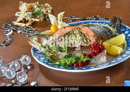 Poisson frit farci sur un plateau menu festif Banque D'Images