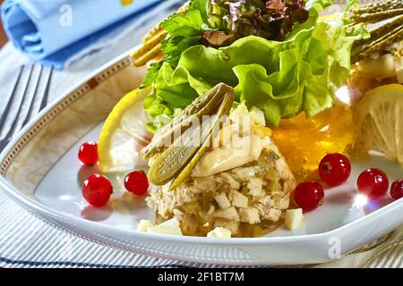 Menu du restaurant poulet aux champignons et laitue au concombre marinée Banque D'Images