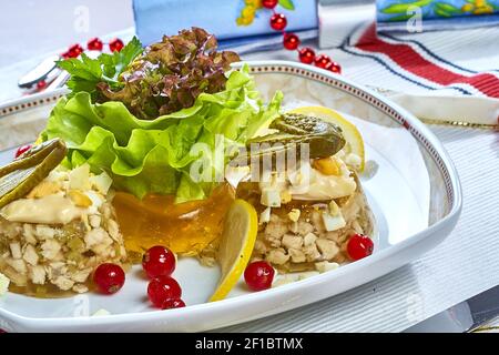 Menu du restaurant poulet aux champignons et laitue au concombre marinée Banque D'Images