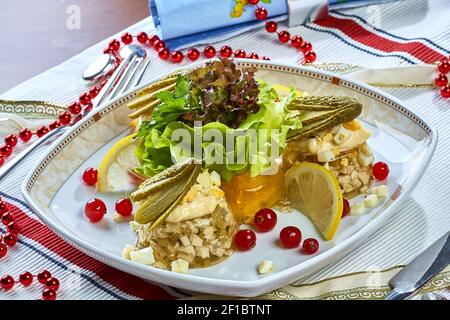 Menu du restaurant poulet aux champignons et laitue au concombre marinée Banque D'Images