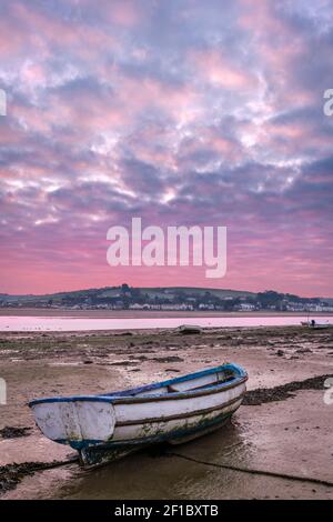 Appledore, North Devon, Angleterre. Lundi 8 mars 2021. Météo Royaume-Uni. Après une nuit très froide dans le nord du Devon, il y a un ciel rose à l'aube au-dessus de l'estuaire de la rivière Torridge à marée basse, dans les villages côtiers pittoresques d'Appledore et d'Insow. Crédit : Terry Mathews/Alay Live News Banque D'Images