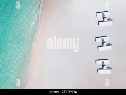 Fond tropical de plage de sable blanc avec eau bleu turquoise et des perles de soleil Banque D'Images