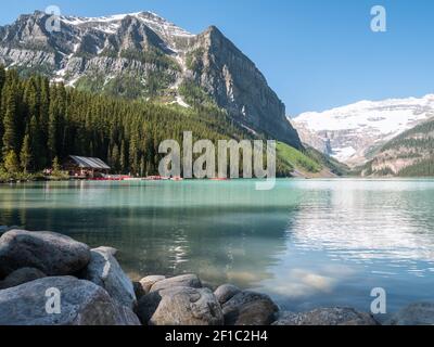 Lac glacier turquoise avec hangar à bateaux entouré de montagnes, photographié dans la région de Lake Louise, parc national Banff, Alberta, Canada Banque D'Images