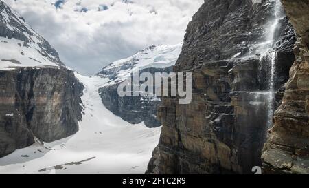 Glacier avec cascades, tiré dans la région de Lake Louise, parc national Banff, Alberta, Canada Banque D'Images