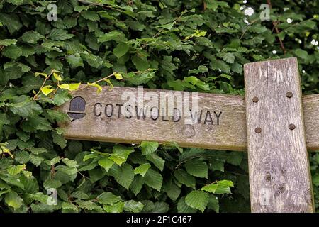 Panneau Cotswold Way vers la gauche Banque D'Images