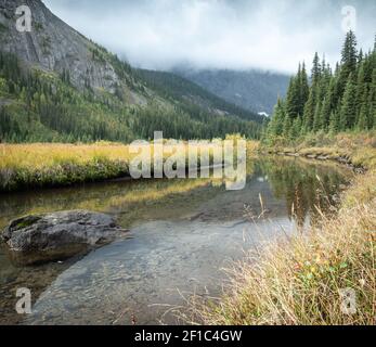 Rivière immaculée traversant une vallée trouble, filmée sur le sentier du mont Smutwood à Kananaskis, Alberta, Canada Banque D'Images