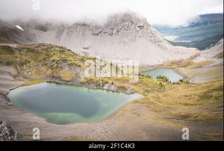 Vue sur deux alpines entourées de nuages, filmées sur le sentier du mont Smutwood à Kananaskis, Alberta, Canada Banque D'Images