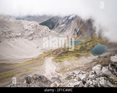 Vue sur deux alpines de hauts sommets entourées de nuages, filmée sur le sentier du mont Smutwood à Kananaskis, Alberta, Canada Banque D'Images