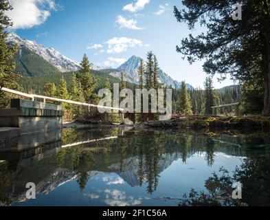 Beaux paysages naturels avec des montagnes reflétées dans un petit étang, photographiées à Ink pots, parc national Banff, Alberta, Canada Banque D'Images