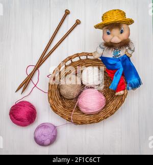 Boules de laine sur une planche en bois Banque D'Images