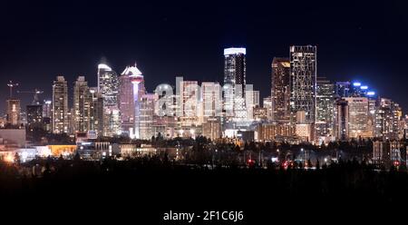 Paysage urbain nocturne de Calgary, tourné à Calgary, Alberta, Canada Banque D'Images