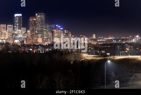 Paysage urbain nocturne de Calgary, tourné à Calgary, Alberta, Canada Banque D'Images