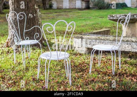 Metal vintage décoration mobilier chaises blanches dans un jardin Banque D'Images