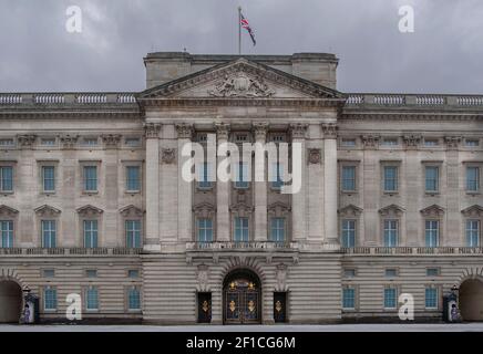 Buckingham Palace avec le drapeau du Royaume-Uni volant, résidence officielle de la Reine Angleterre, Londres, Royaume-Uni Banque D'Images