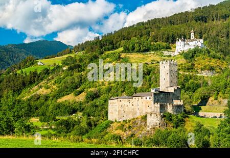 Château de Furstenburg et Abbaye de Marienberg dans le Tyrol du Sud, Italie Banque D'Images