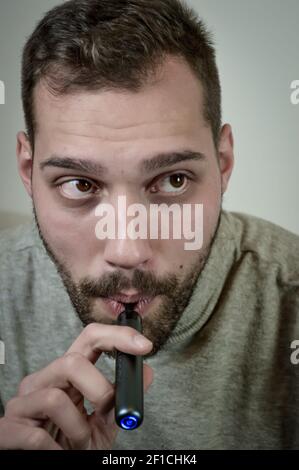 Portrait d'un jeune barbu qui fume une cigarette lectronique, gros plan  Photo Stock - Alamy