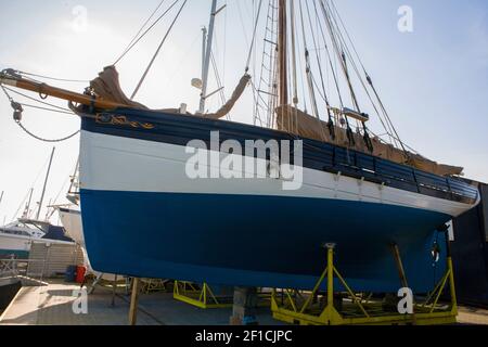 « Amelie Rose », une découpeuse pilote traditionnelle Isles of Scilly, à terre pour être rebâtue à Gosport Boatyard, Gosport, Hampshire, Angleterre, Royaume-Uni Banque D'Images