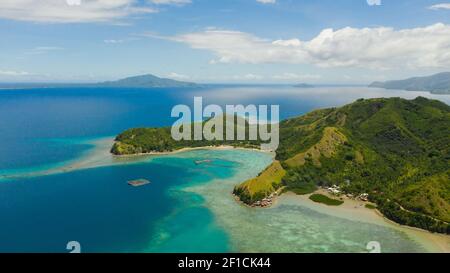 Site touristique célèbre : l'île Sleeping Dinosaur située sur l'île de Mindanao, Philippines. Vue aérienne des îles tropicales et de la mer bleue. Banque D'Images