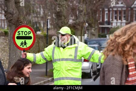 Brighton UK 8 mars 2021 - l'homme Lollipop Simon Moss accueille les enfants de retour à l'école primaire St Luke à Brighton ce matin, car les restrictions de verrouillage du gouvernement en Angleterre commencent à être assouplies . Les écoles et les collèges sont rouverts à tous les étudiants aujourd'hui dans toute l'Angleterre : crédit Simon Dack / Alamy Live News Banque D'Images