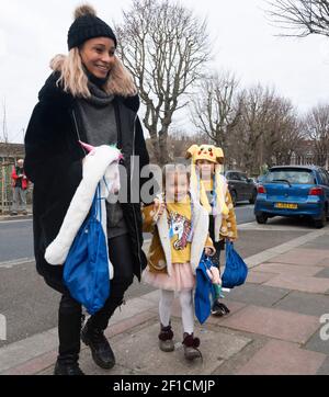 Brighton UK 8 mars 2021 - des enfants et des parents heureux arrivent à l'école primaire St Luke à Brighton ce matin, car les restrictions de verrouillage du gouvernement en Angleterre commencent à être assouplies . Les écoles et les collèges sont rouverts à tous les étudiants aujourd'hui dans toute l'Angleterre : crédit Simon Dack / Alamy Live News Banque D'Images