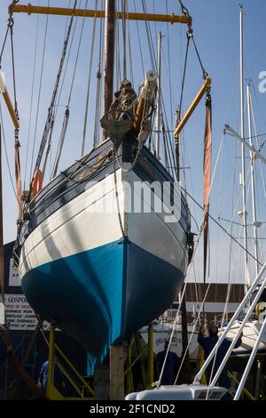 Se préparant au lancement de 'Amélie Rose', une découpeuse pilote traditionnelle des îles Scilly, à Gosport Boatyard, Gosport, Hampshire, Angleterre, ROYAUME-UNI Banque D'Images