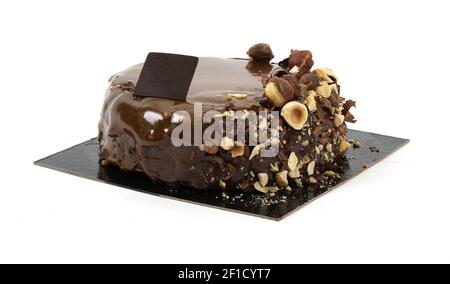 Gâteau artisanal au chocolat et à la noisette sur fond blanc Banque D'Images