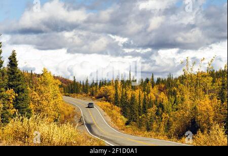 Voyages de camion Road Alaska Wilderness La couleur de l'automne deux voies Banque D'Images