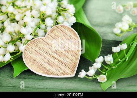 Nénuphars de la vallée et coeur en bois de près Banque D'Images